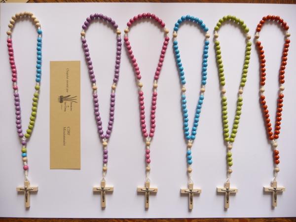 Chapelet bois couleur assortiment  croix Latine Christ métal bois 36x29 mm long 28 cm